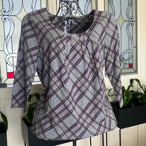 Size large quarter length shirt.